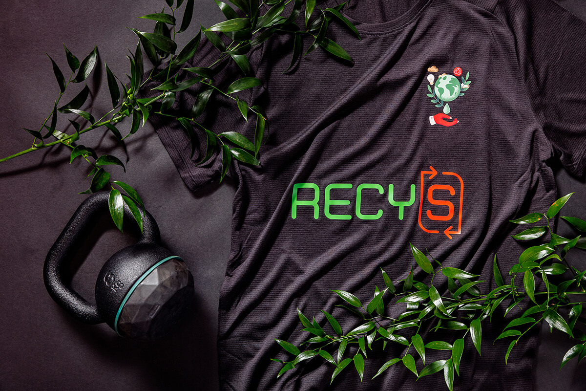 Image showing a t shit with RECYS branding
